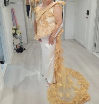 Vestido de fiesta dorado y blanco con pamela