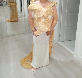 Vestido de fiesta dorado y blanco con pamela