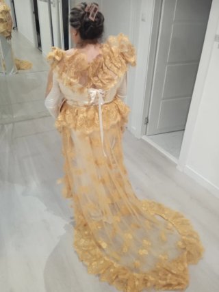 Vestido de fiesta dorado y blanco con pamela