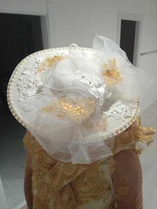 Vestido de fiesta dorado y blanco con pamela