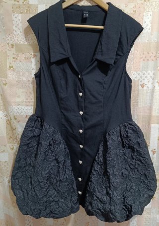 Vestido negro original botones corazón