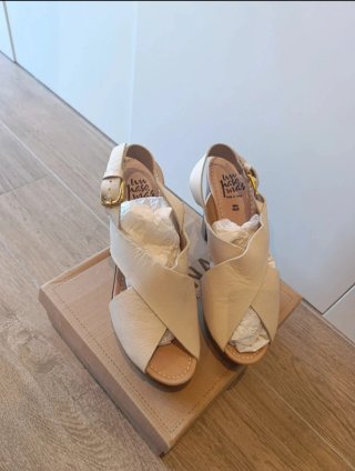 Sandalias beige tacón imitación madera talla 38