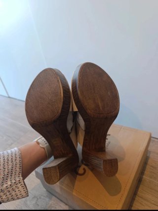 Sandalias beige tacón imitación madera talla 38
