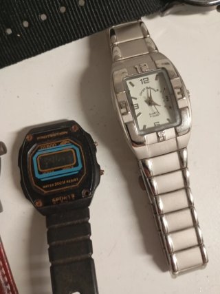 Lote de relojes varios,nose si funciona para pieza