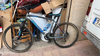 Bicicleta de montaña gris y azul