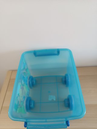 Caja infantil con ruedas