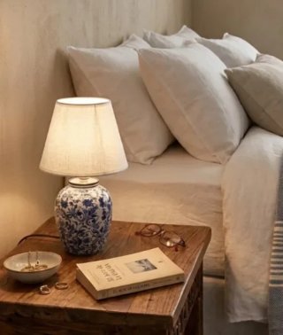 Lampada da tavolo in ceramica blu e bianca
