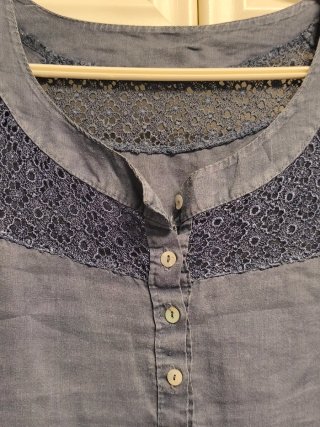 Camiseta azul con encaje