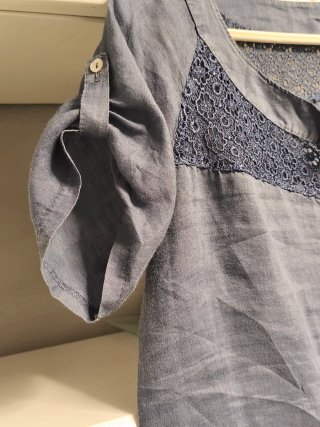 Camiseta azul con encaje