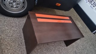 Mesa auxiliar madera marrón con detalles