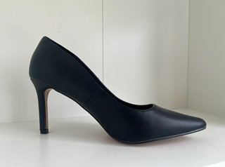 Zapatos de tacón fino negro elegantes