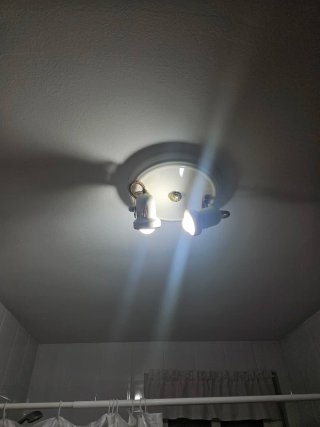 Lámpara de baño dorada y blanca