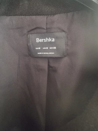 Abrigo Bershka Negro Talla M