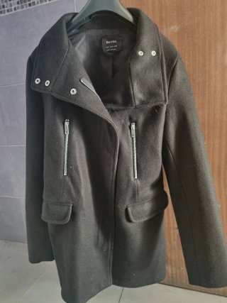 Abrigo Bershka Negro Talla M