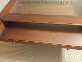 Mesa de centro de madera y cristal