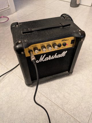 Guitarra eléctrica y amplificador