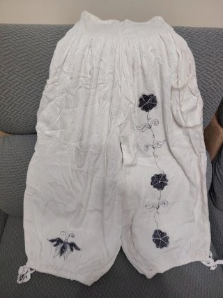 Dos pantalones de verano con diseño floral