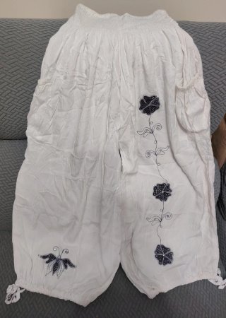 Dos pantalones de verano con diseño floral