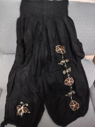 Dos pantalones de verano con diseño floral