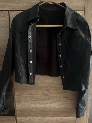 Chaqueta Bershka negra corta