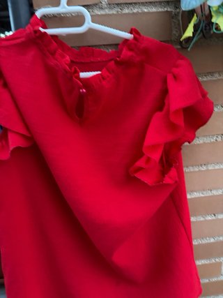Blusa roja con volantes