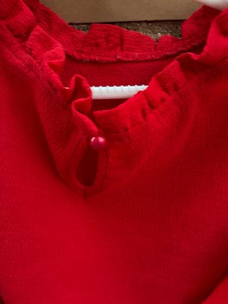 Blusa roja con volantes