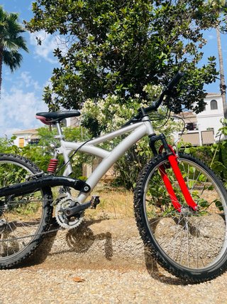 Bicicleta de montaña grande 26 plateada