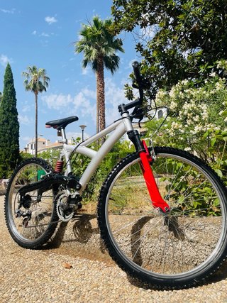 Bicicleta de montaña grande 26 plateada