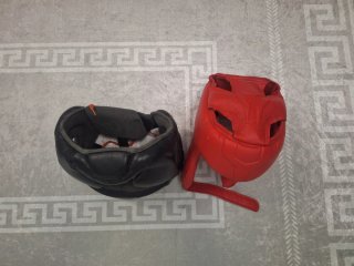 Cascos de boxeo rojo y negro