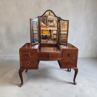 Tocador antiguo de madera estilo Reina Ana