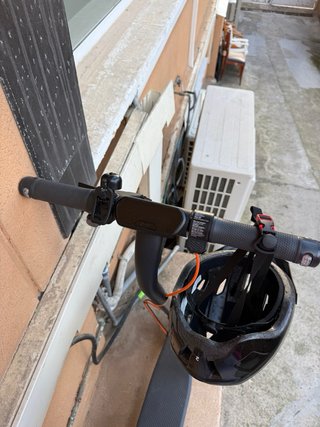 Patinete eléctrico en buen estado tiene dos meses