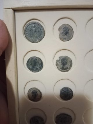 Lotto di 8 antiche monete romane