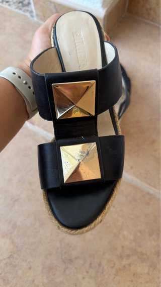 Sandalias cuña negras y doradas Bimba y Lola - 35
