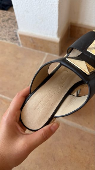 Sandalias cuña negras y doradas Bimba y Lola - 35