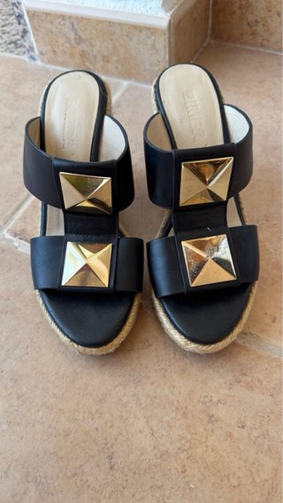Sandalias cuña negras y doradas Bimba y Lola - 35