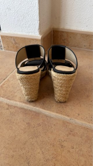 Sandalias cuña negras y doradas Bimba y Lola - 35