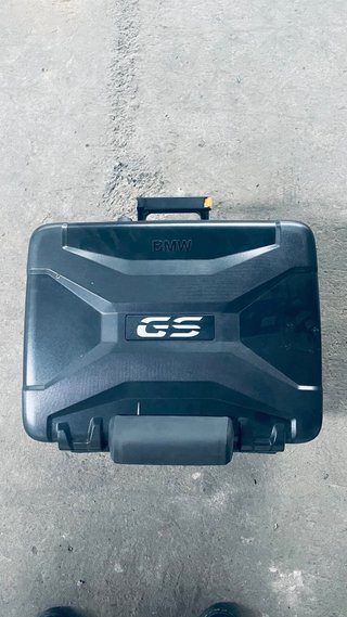 Baúl BMW F750 GS con parrilla