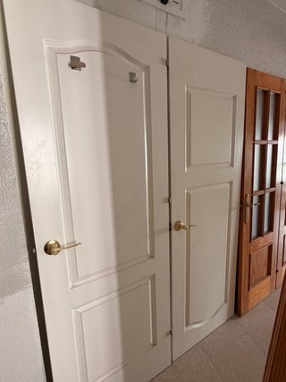 Puertas de madera y blancas