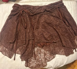 Falda corta de encaje marrón