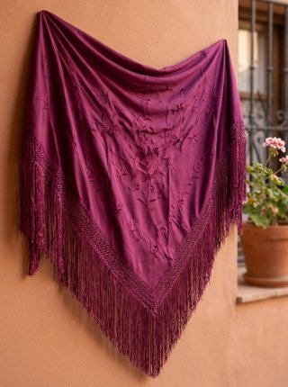 Manton morado bordado con flecos