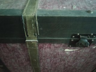 Baúl de madera y metal con tela
