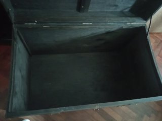 Baúl de madera y metal con tela