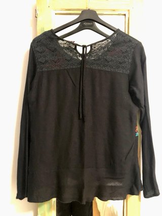 Blusa negra bordada flores talla L.