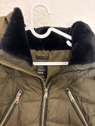Abrigo acolchado Zara TRF verde militar con pelo