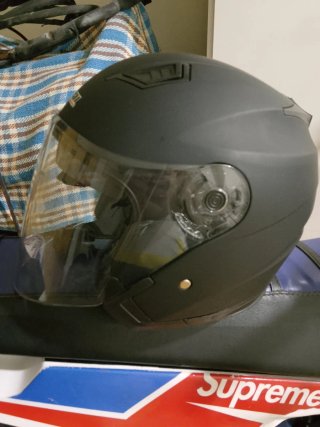 Casco de moto negro