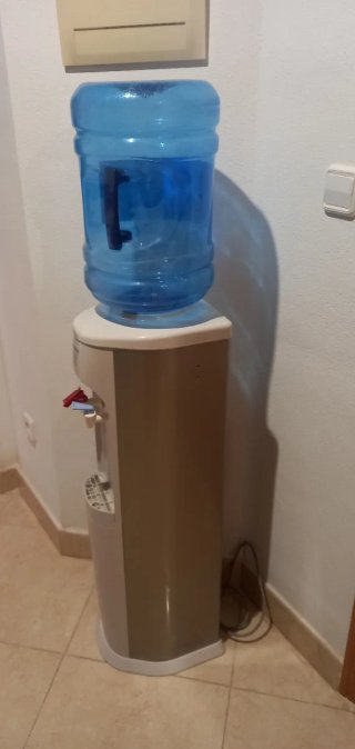 Dispensador de agua con bidón azul