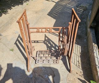Pie de mesa de coser antiguo
