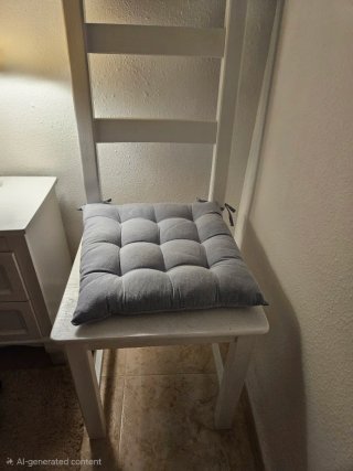 Escritorio blanco de madera con 4 cajones y silla