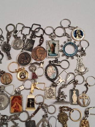 Colección de llaveros religiosos