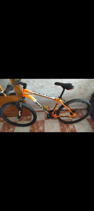 Bicicleta de montaña naranja